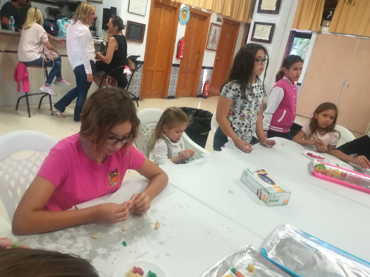 Falla_Colinas's tweet photo. Escpectacular el #Taller_De_Mazapanes organizado, ayer domingo, por la Delegación de Infantiles.
#SoisMuyGrandesPequeños https://t.co/cPa0vR9Hog