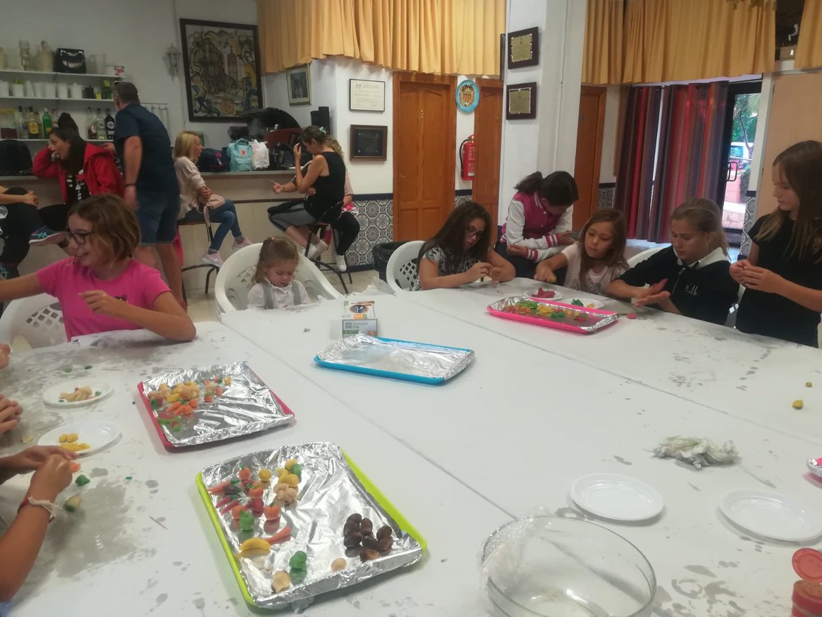 Falla_Colinas's tweet photo. Escpectacular el #Taller_De_Mazapanes organizado, ayer domingo, por la Delegación de Infantiles.
#SoisMuyGrandesPequeños https://t.co/cPa0vR9Hog