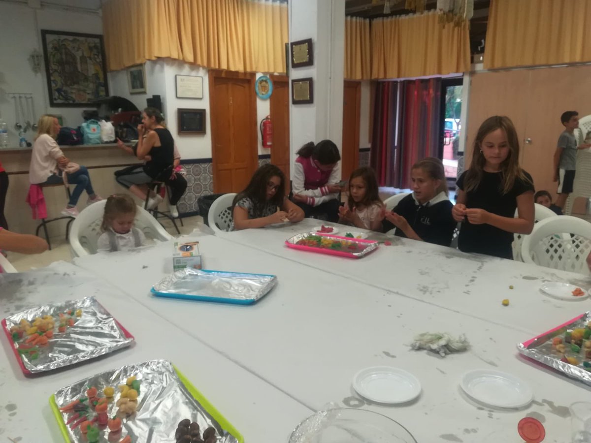Falla_Colinas's tweet photo. Escpectacular el #Taller_De_Mazapanes organizado, ayer domingo, por la Delegación de Infantiles.
#SoisMuyGrandesPequeños https://t.co/cPa0vR9Hog