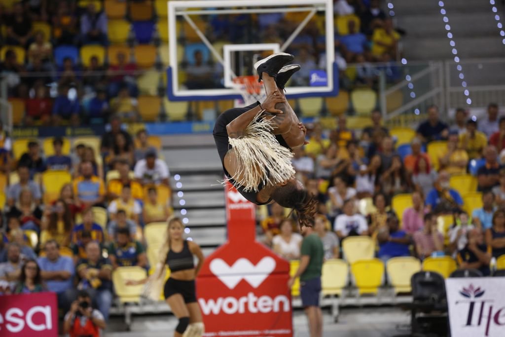 GranCanariaCB's tweet photo. Este curso contamos con nueva compañía de animación para los partidos, #OceanMove. ¡Bienvenidxs y a tope con la temporada! 🕺💃
#VamosGranca 💛 https://t.co/3xAwPcFppp