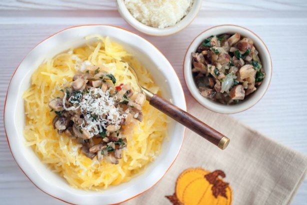 Spaghetti squash in white wine &amp; mushroom sauce from <a href="/healthywithnedi/">Neda Varbanova</a> is a rich and simple #MeatlessMonday meal! ow.ly/DZP430hxVTR