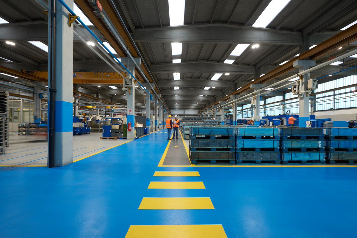 thornlighting's tweet photo. In the production areas, Streparava chose to install more than 300 units of Thorn’s #FlexPak high bay, positioned around the edges and in the centre of each space to create diffuse, even #light, resulting in almost complete elimination of shadows. https://t.co/RDAS9uyudr https://t.co/iLE1JWQv8v