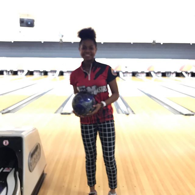 MichelleSCarey's tweet photo. When I take a bad picture of a beautiful girl. 🤦🏽‍♀️😩 Scholarship round of #PBA HoF Danny Wiseman’s Youth Scholarship Tournament.  Love those pants 🔥 #teenmasters #futurepwbabowler #amfbowling #amfcountryclublanes #dressforsuccess #bowlingislife https://t.co/gtSqeMp5zh