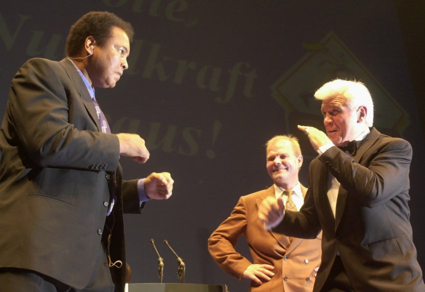 benniebriscoe's tweet image. Just days after the horrible death of Graciano Rocchigiani, German boxing suffered another blow when Karl Mildenberger died at the age of 80 late last week.
Mildenberger is the first ever southpaw to fight for the world heavyweight title, challenging Muhammad Ali in 1966.