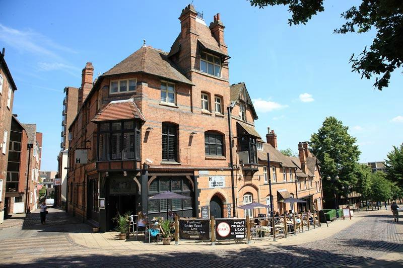 NCBC1924's tweet photo. Did you know #NCBC members get a discount card for The Castle Pub? The perfect spot for post-event drinks to carry on the conversation thanks to sponsor, Ever So Sensible Group. #Nottingham #businessclub #creatingbettercommerce #NCBC18 https://t.co/W11KQEJhoQ