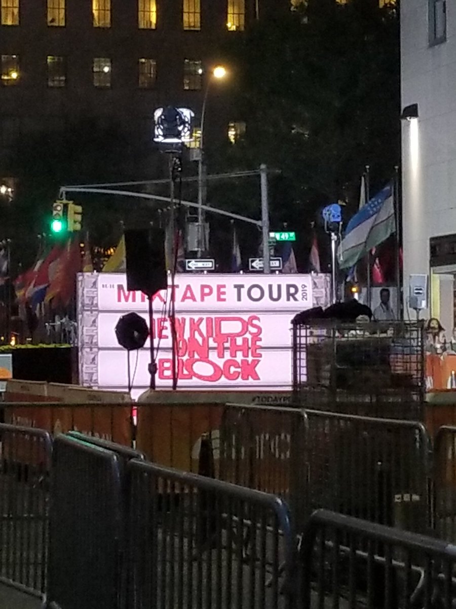 AriesErin's tweet photo. We have officially made it to the #TodayPlaza! @TODAYplaza is giving us all the instructions! @NKOTB @DonnieWahlberg @dannywood @joeymcintyre @JonathanRKnight @jordanknight @specialpatti @TODAYshow #HanginTough30th #BHTakeover #BHAdventures https://t.co/coPvNam1sV