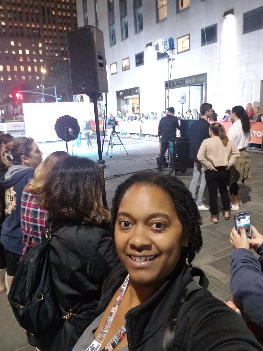 AriesErin's tweet photo. We have officially made it to the #TodayPlaza! @TODAYplaza is giving us all the instructions! @NKOTB @DonnieWahlberg @dannywood @joeymcintyre @JonathanRKnight @jordanknight @specialpatti @TODAYshow #HanginTough30th #BHTakeover #BHAdventures https://t.co/coPvNam1sV