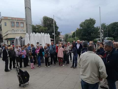 pensions_dignes's tweet photo. Otro lunes mas Marea Pensionista Gramenet se concentra en la Plaça de la Vila para seguir exigiendo que se cumpla la aplicación del IPC real, ante el ataque de organismos Europeos y el FMI. Gobierne quien gobierne las pensiones se defienden. #IPCxLEY  #SiempreAdelante https://t.co/nmVVQvoO54