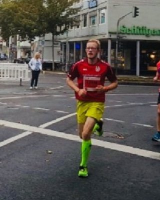 fsv_koeln's tweet photo. Florian Spangardt (siehe Bild) und Rüdiger Halm starteten für den #feuerwehrsportverein beim Köln-Marathon https://t.co/Xp4D3AwUQy