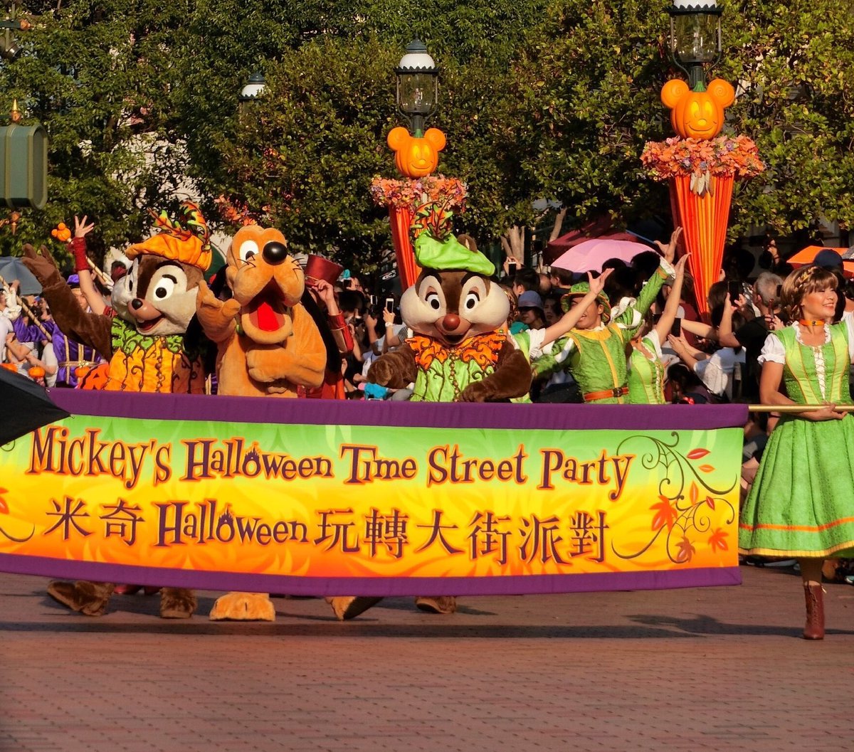 Zero على تويتر 香港ディズニーハロウィンのお昼のパレード フロートはミッキー ミニー グーフィーの3台だけで短いパレードだけど 停止してからのダンスタイム曲がtdlで昔やってたスクリーム シャウトの曲だったからめっちゃ懐かしかった