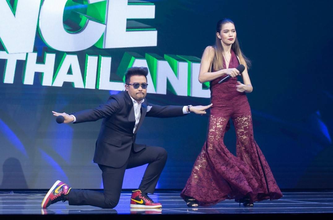 tvtofficial_'s tweet photo. ทุกคนพร้อมกันรึยัง!! 2 ทุ่มวันนี้ เปิดแอป LINE TV ไว้ได้เลยย #DDDTH #AimTime #HunzIce #ToeySara #ChinMom #LukeTae #OCheer #LINETVoriginals #อินแบบนี้มีที่เดียว #TVThunder https://t.co/0jrhOrtLRd