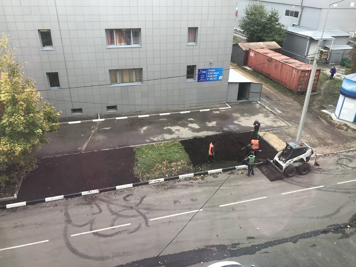 93Brunethka's tweet photo. Залесный/ дублёр рязанского шоссе  @nmosktoday были 4 парковочных места (с 2000 г) и больше нет-Землёй засыпали. Куда авто ставить?! А всем наплевать 🤷‍♀️ https://t.co/TTOO3tcunX