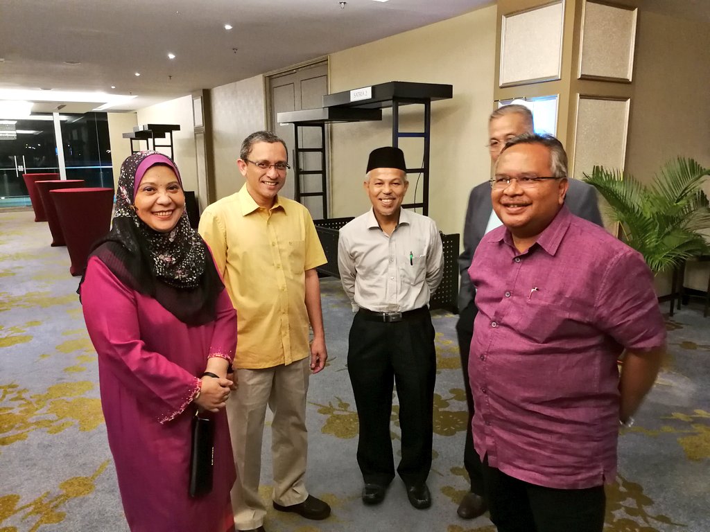zakhir69's tweet photo. Dato'Sri @ZohariAkob Di Majlis Makan Malam bersemperna #NAFAM2018 turut hadir Majlis ini Datuk @BaharinFadilah KP @STANDARDS_MY https://t.co/zDKJQQ8ica