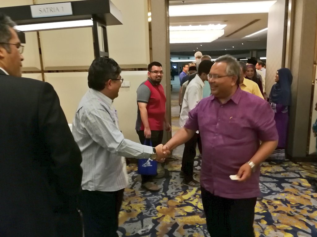 zakhir69's tweet photo. Dato'Sri @ZohariAkob Di Majlis Makan Malam bersemperna #NAFAM2018 turut hadir Majlis ini Datuk @BaharinFadilah KP @STANDARDS_MY https://t.co/zDKJQQ8ica