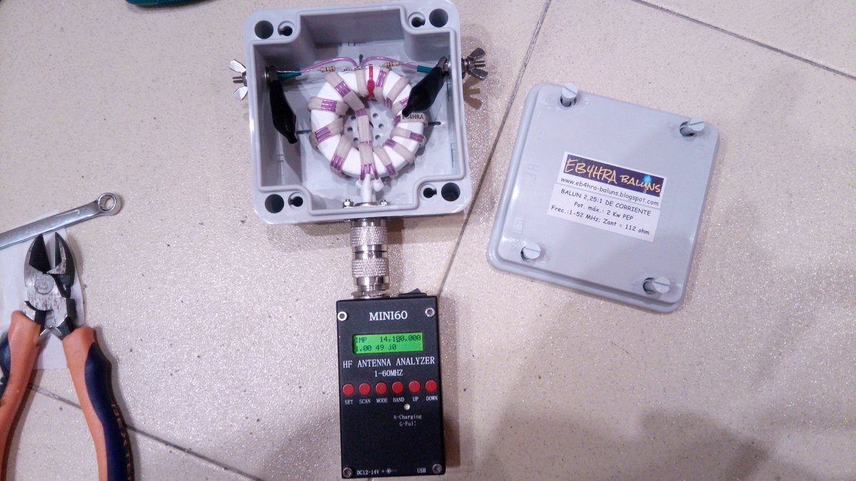 EB4HRA's tweet photo. Si vas a montar una antena delta loop, en el punto de alimentación debe instalarse un balun de corriente. Con un coaxial de 75 Ohm no eliminarás el retorno de RF y la transformación no será tan cercana a los 50 Ohm...
Lo mismo para las cúbicas....

*** EB4HRA BALUNS *** https://t.co/xihf8fQa8W