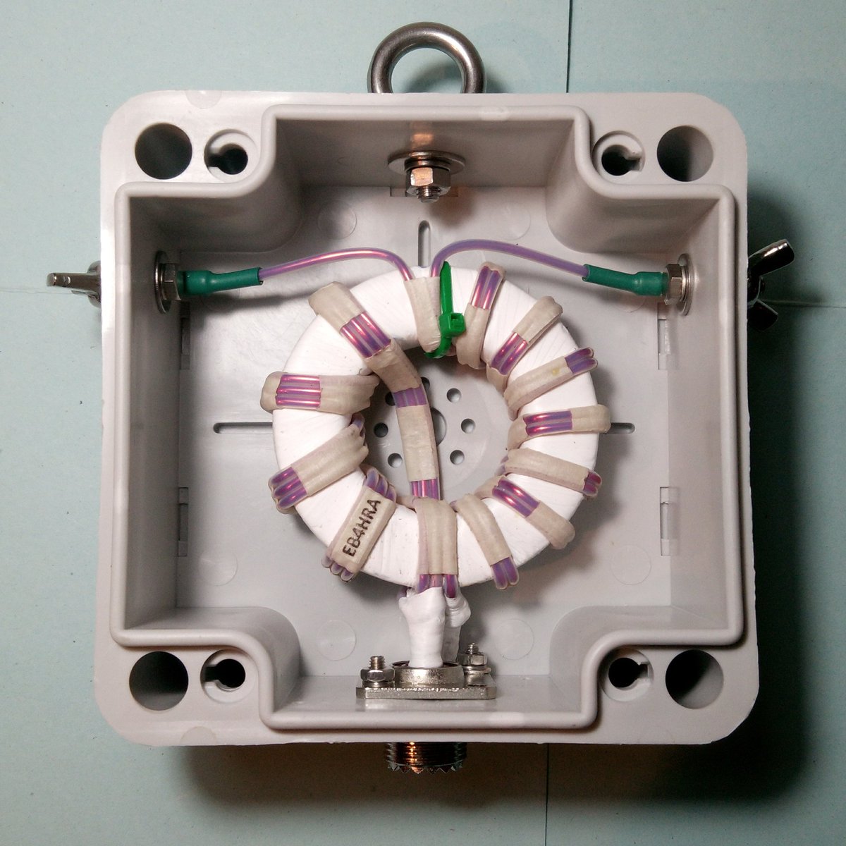 EB4HRA's tweet photo. Si vas a montar una antena delta loop, en el punto de alimentación debe instalarse un balun de corriente. Con un coaxial de 75 Ohm no eliminarás el retorno de RF y la transformación no será tan cercana a los 50 Ohm...
Lo mismo para las cúbicas....

*** EB4HRA BALUNS *** https://t.co/xihf8fQa8W