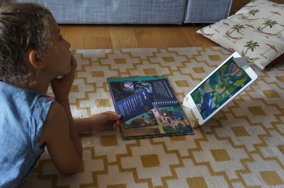 <a href="/escapadthebook/">Esca'Pad The Book</a> est le premier livre augmenté extrapage ! Vidéos, animations, jeux, ambiances sonores et informations scientifiques. Une nouvelle expérience de lecture co-produit par @RotondeSciences, <a href="/universcience/">universcience</a> et <a href="/avantgout/">Avant-Goût Studios</a>, dès 6 ans. 
En vente sur shop.extrapage.io