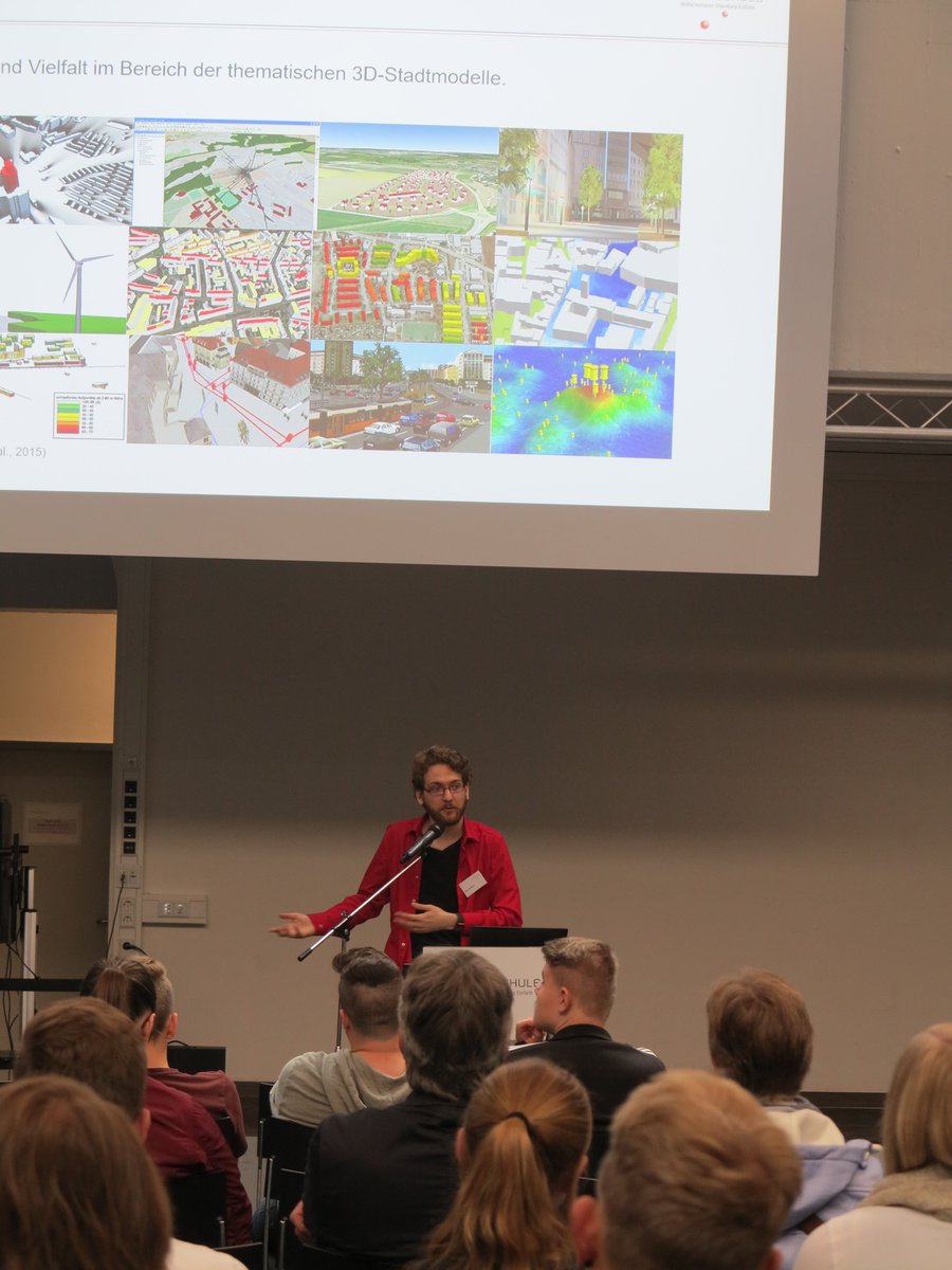 TweetHelge's tweet photo. Anfang September war der Infotag der Geoinformatik an der Jade Hochschule.
Ich habe den VR-Stand mit dem 3D-Modell des Campus betreut und einen Vortrag gehalten über die neuen Möglichkeiten für 3D-Stadtmodelle durch den Einsatz von Games Engines.

https://t.co/rqClEJk8ST https://t.co/328mrZUGWD