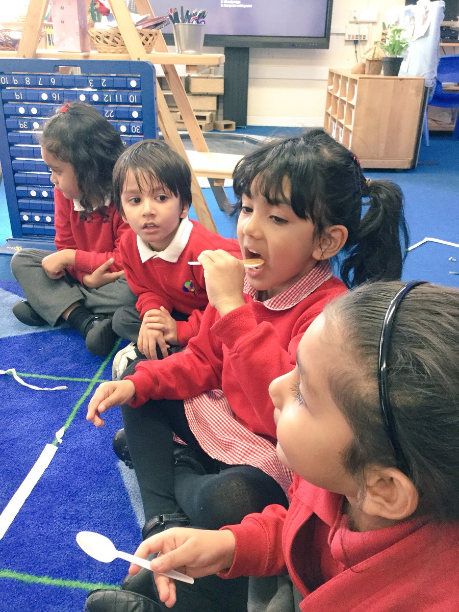 ThomasBuxtonEY's tweet photo. We have started our new book ‘Beautiful Bananas’ Beatrice left us a note and some food to try from her book #eyfs #beautifulbananas #hook https://t.co/VPqnv90StX