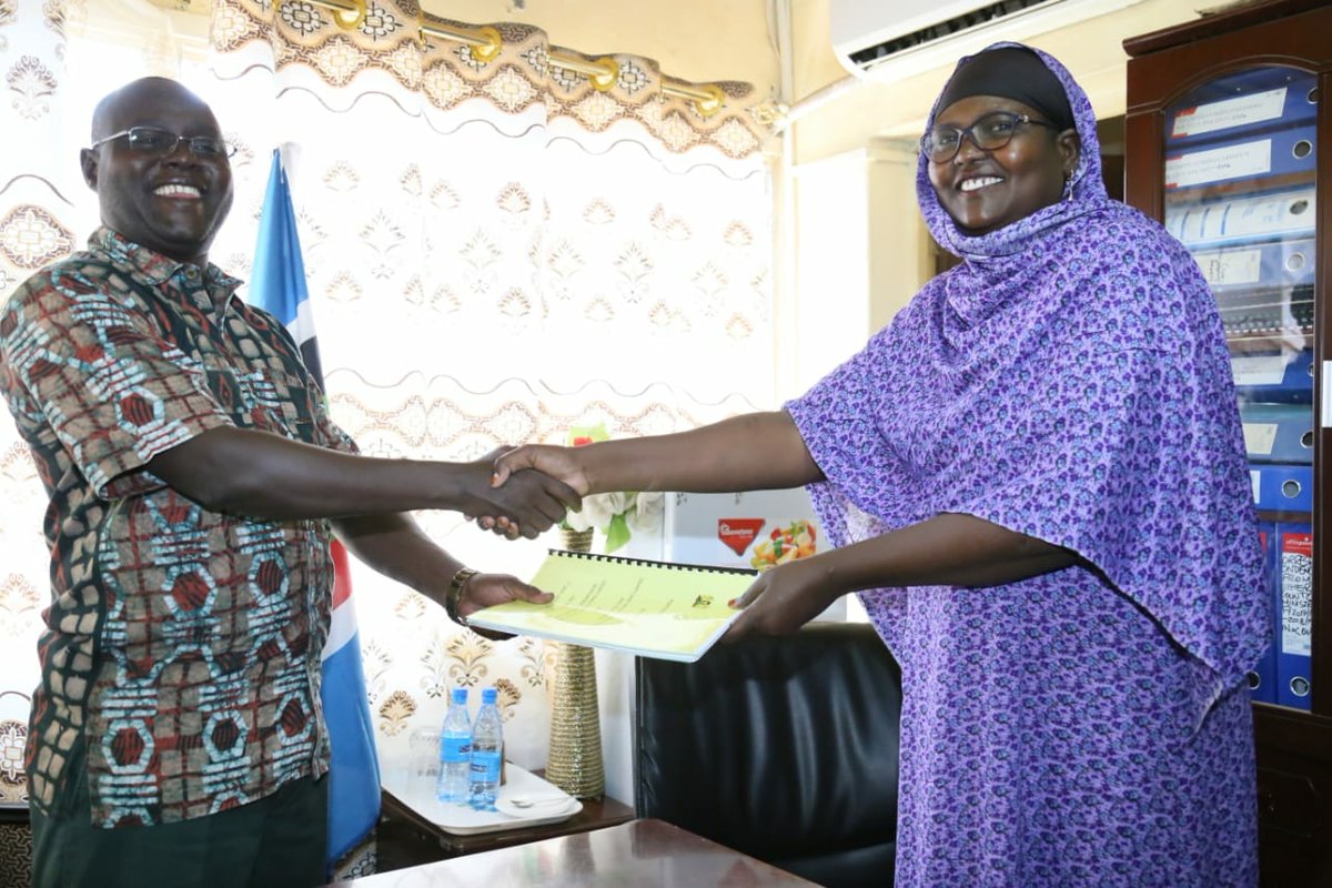 Trade_Turkana's tweet photo. County Chief Officer for Trade, Co-operatives, Gender &amp; Youth Affairs Amina Ali Ewoi and the Ministry's Directors for various departments, signing their Performance Contracts today at the Ministry H/Qtrs.

The exercise was led by Anthony Apalia, CEC for TRADE.
@TurkanaCountyKE https://t.co/VIGQqYjLHm
