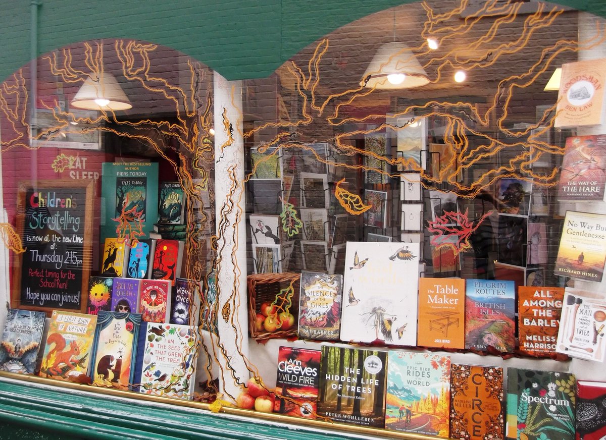 CogitoBooks's tweet photo. Our resident artistic genius Mandy has outdone herself this morning with this beautiful #Autumn window, displaying a fab selection of titles all in appropriate seasonal hue @BookshopWindows #beautifulbooks #MondayMotivation https://t.co/waAwcbGOix