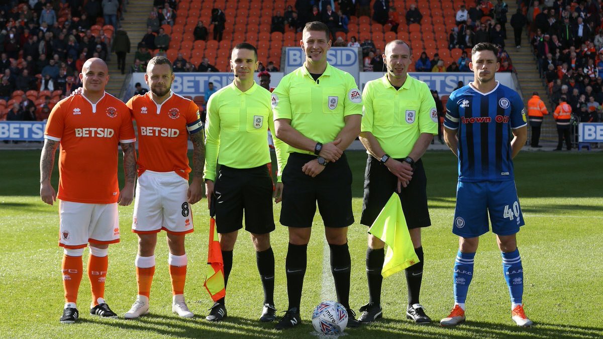 Footy_Post's tweet photo. 32 year old Lee Croft was out celebrating his separation party when his 'worst man' stitched him up and put him forward to be the match day mascot for the Blackpool v Rochdale game...

😂😂 https://t.co/aDcCpULLoJ