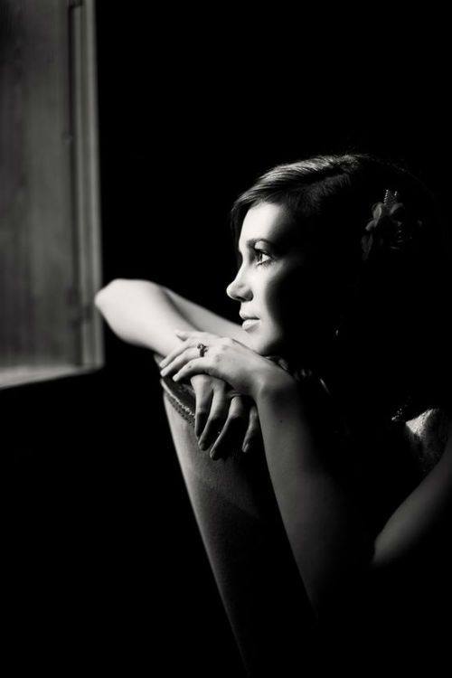 literlandweb1's tweet photo. "La luz no brilla cuando todo está iluminado, ella sobresale en la oscuridad".
Erich Maria Remarque https://t.co/r8yMxhsssb