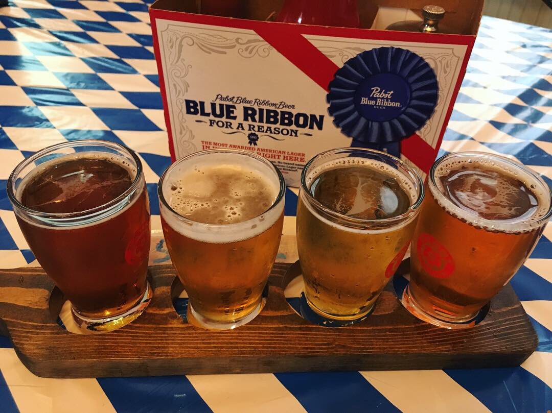 BrewNBoards's tweet photo. #brewcrawl through Milwaukee, WI! Chillin @pabstbrewery on Saturday 🎶 🍻
Flying left to right ~ #oktoberfest #pabstblueribbon #mosaicipa #broguenbagpipe ~
#beerflight #beerstagram #instabeer #brew #brewers #brooklyn #milwaukee #milwaukeebeer #milwaukeebrew #brewnboards https://t.co/6bBXZkNDGu