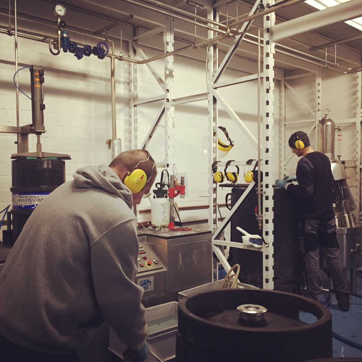 Füller reinigen, Fässer waschen - der Beruf des Brauers besteht zum Großteil aus Putzen. Nüscht mit Romantik oder so.
.
#brewerslife #bierbrauen #brauerei #biobrauerei #brewbaker