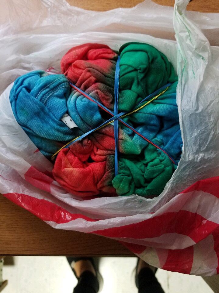 samfairbankss's tweet photo. Tie dying: the pieces- T-shirts, water, rubber bands, actual dye.
The process: wrap a shirt, tie off, dip in water, use tie dye bottles to add color into the fabric
People involved: the lovely @kbetz2017 who organized this amazing event #ENVT400 https://t.co/fEyqiIjxpF