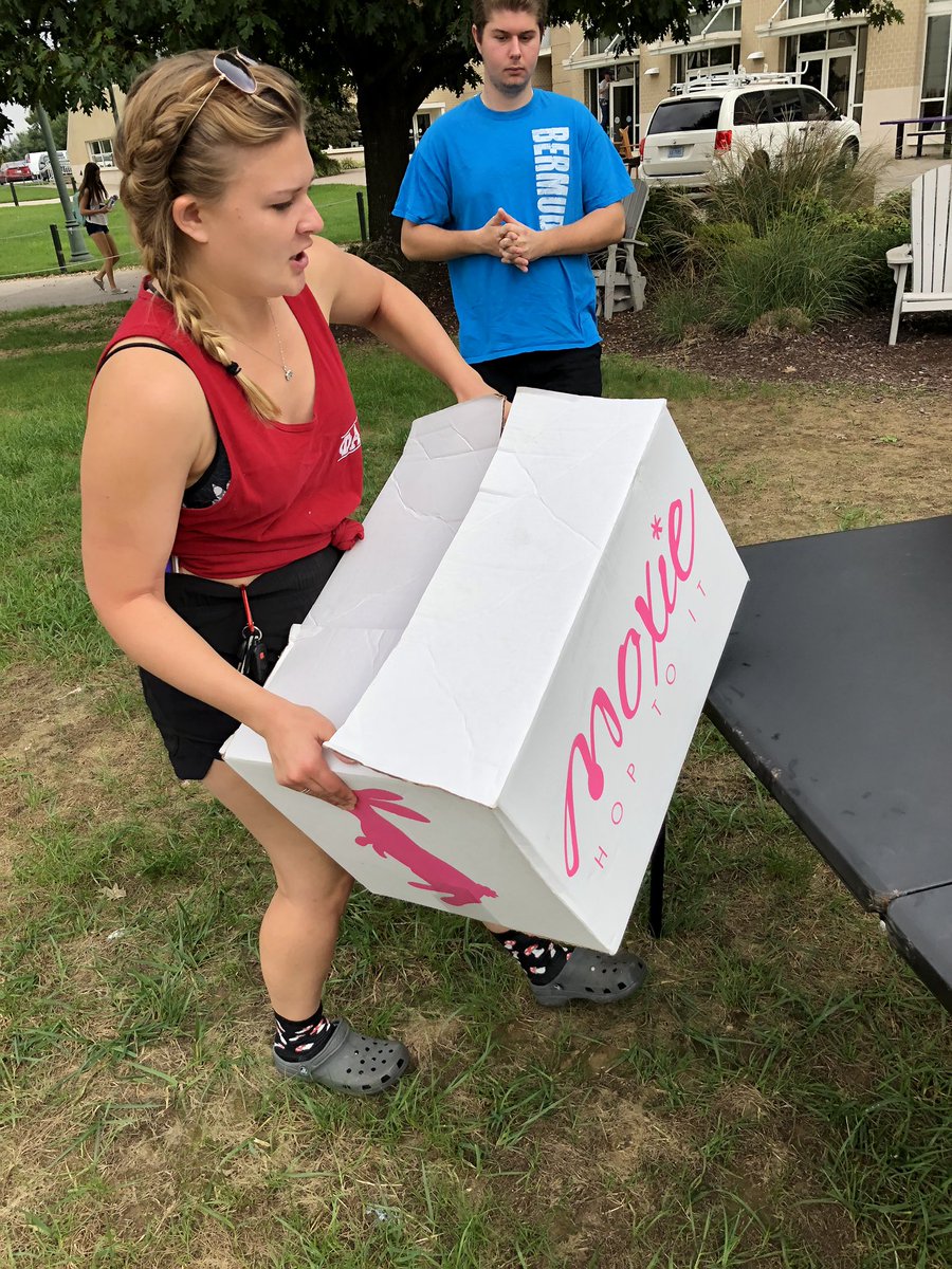 samfairbankss's tweet photo. Tie dying: the pieces- T-shirts, water, rubber bands, actual dye.
The process: wrap a shirt, tie off, dip in water, use tie dye bottles to add color into the fabric
People involved: the lovely @kbetz2017 who organized this amazing event #ENVT400 https://t.co/fEyqiIjxpF