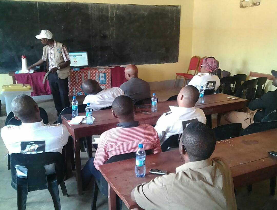 LShadary's tweet photo. Formation avec la ceni sur la machine a voté #ARS#💪 https://t.co/cGS2fHw8EK
