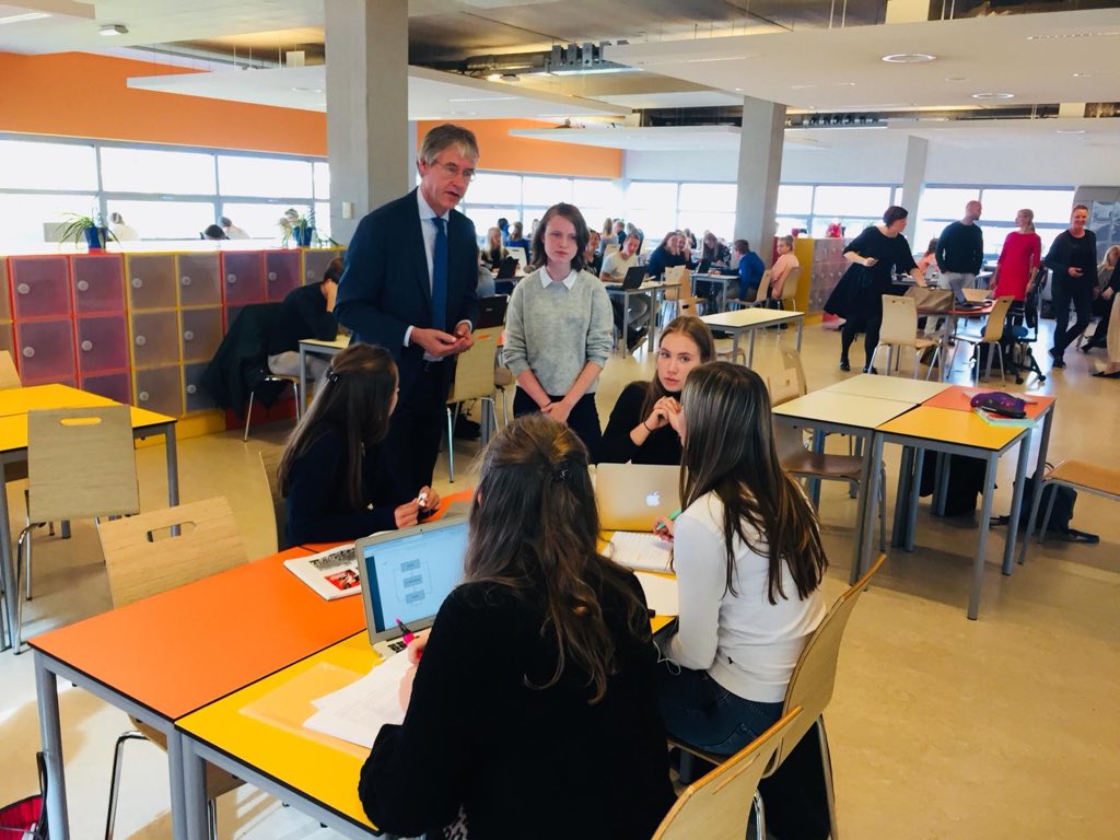 Op uitnodiging van rector <a href="/JasmijnKester/">Jasmijn Kester</a> paar uur doorgebracht op <a href="/VathorstCollege/">Vathorst College</a> in Amersfoort. Een school met veel aandacht voor kunst en cultuur. Een school waar leerlingen niet in een klas leren, maar in een leerhuis, een grote ruimte, hun domein. Mooi eigentijds onderwijs.