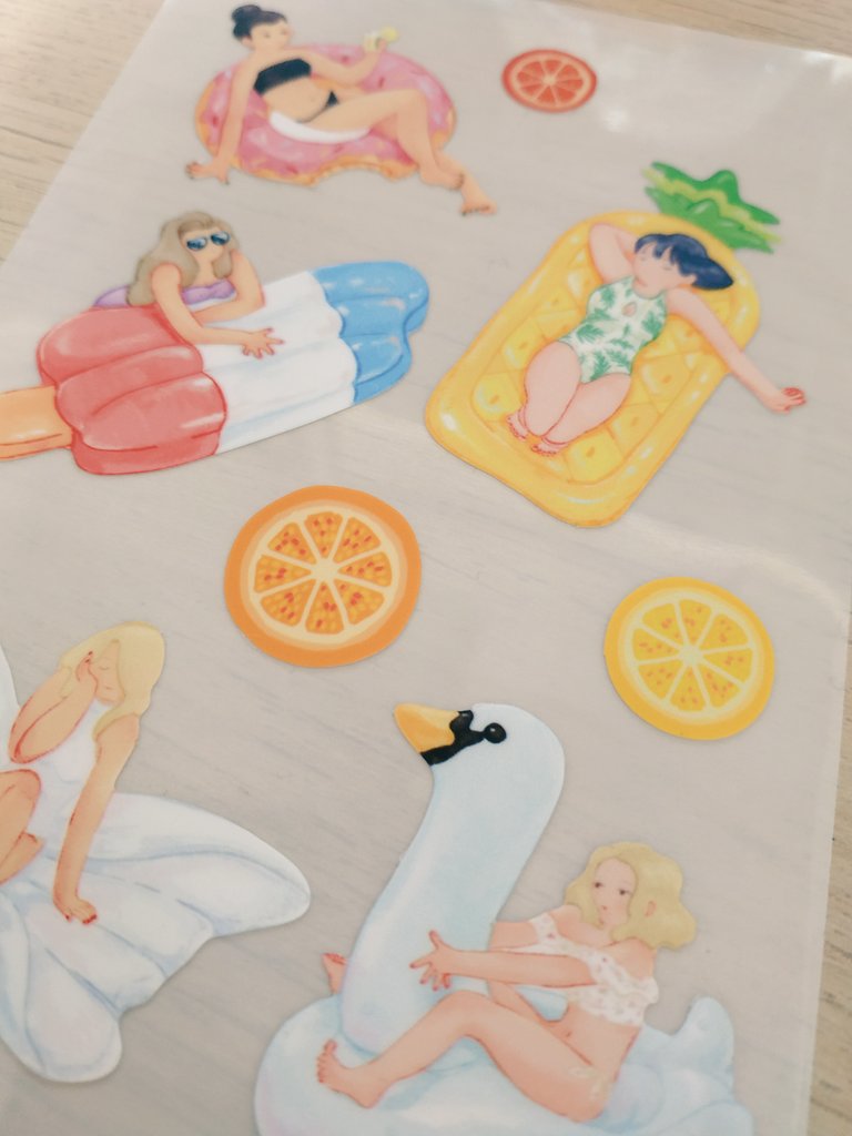 RT♥)늘 감사한🙏하루출력소(@haruharu_you)에서 준비 중인 유포스티커 샘플제작 요청을 받아 여름에 제작하지 못한 무테스티커를 만들어봤어요ㅠ!...