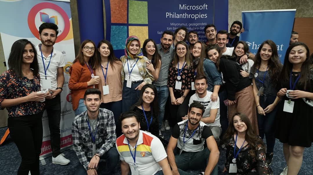 GTasarla's tweet image. Geleceğini Tasarla Programı Koordinasyon Toplantısını Türkiye'nin dört bir yanından gelen yüzlerce gönüllü eğitmenlerimizle 5 -7 Ekim 2018 tarihleri arasında Ankara' da gerçekleştirdik. Tüm gönüllü eğitmenlerimize teşekkür ederiz. 🎈🤗

#geleceginitasarla #habitatheryerde