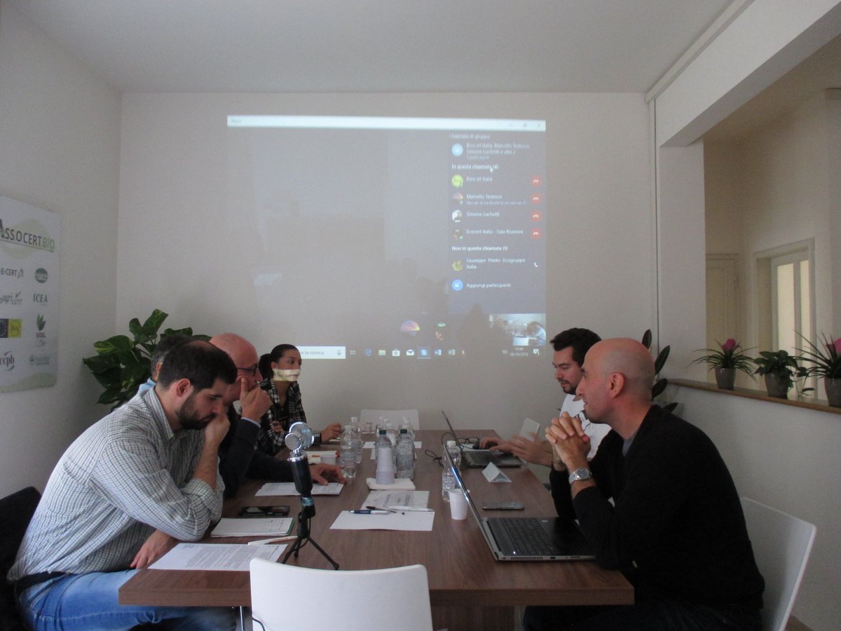 assocertbio's tweet photo. Oggi si è svolta la riunione del Gruppo di Lavoro #Informatizzazione di #assocertbio : un ringraziamento va ai tecnici degli Organismi di #Certificazione che hanno partecipato dando un prezioso contributo. Tra gli argomenti trattati, c'è anche la #reteOIP https://t.co/ayu5TifDBp