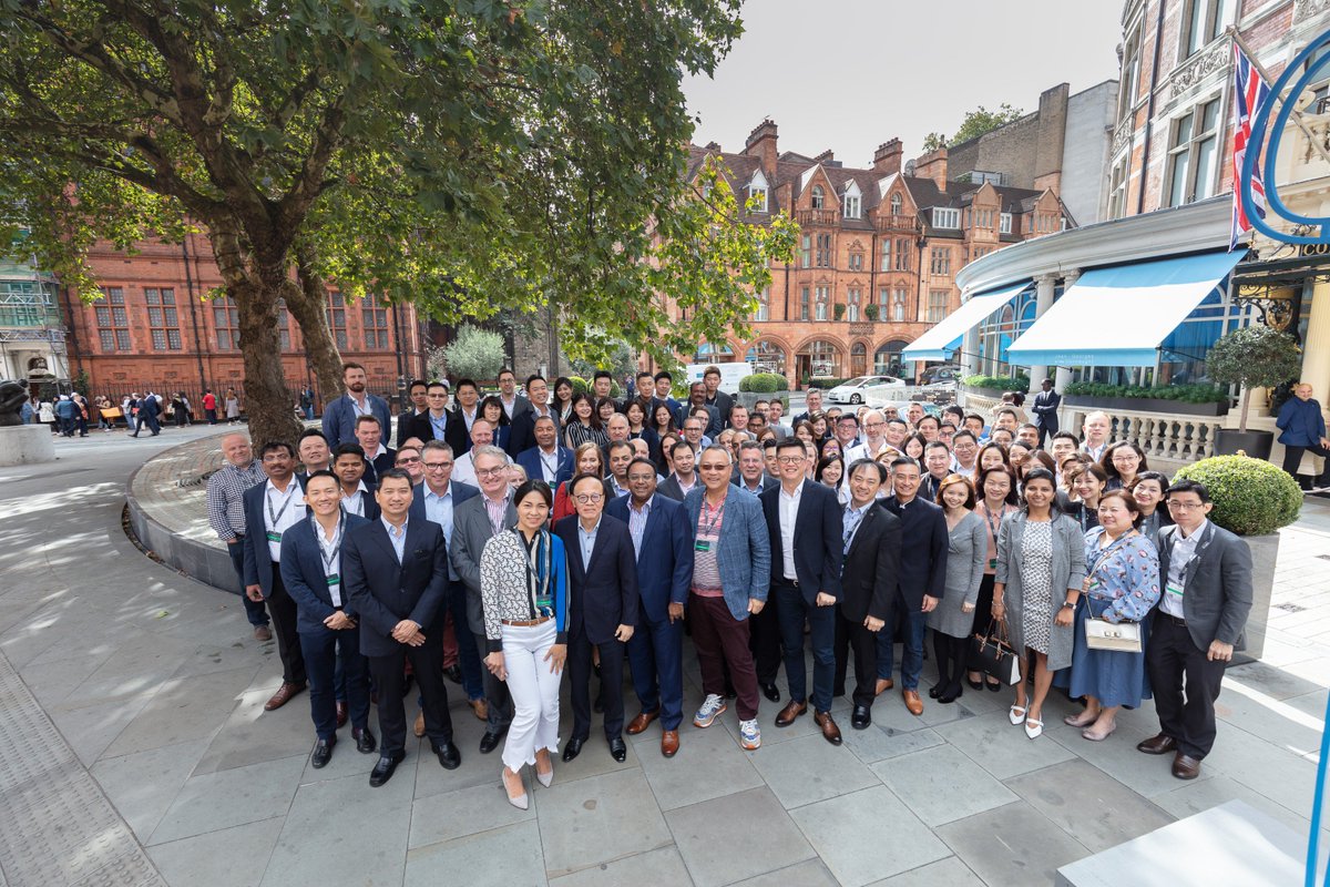 VirtusDCs's tweet photo. We had a fantastic Global Leadership Summit here in London with the whole of the STT GDC group recently! #GlobalDataCentres https://t.co/xTcY1GimEs
