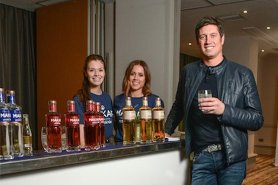 MakarGlasgowGin's tweet photo. We had a brilliant time providing lots of G&Ts and Gin cocktails to everyone at the #BAFlyingStart ball at the weekend. We even got to chat to @vernonkay... rumour has it, he was a big fan of Makar 🤣! #Glasgow #Scottishgin #gindistillery #gin #Glasgowdistillery https://t.co/4D7Nmp5mZQ
