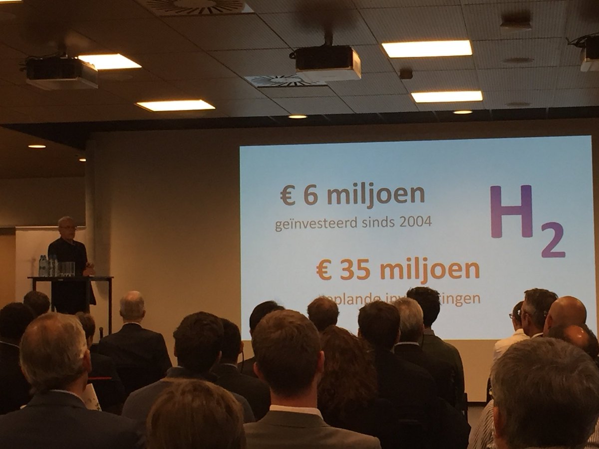 WaterstofNet's tweet photo. Jef Colruyt bij de opening van een publiek #waterstoftankstation : “De komende vijf jaar willen we met Colruyt Group nog 35 miljoen euro extra investeren in de waterstofeconomie, onder meer voor vier nieuwe waterstoftankstations.”
@colruytgroup @dats24 https://t.co/V7YJyuAWTt