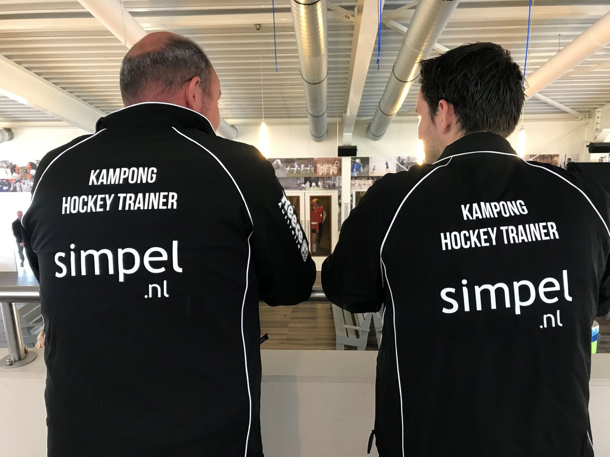 KampongHockey's tweet photo. Nieuwe sponsor van @KampongHockey Hockey is @simpel_nl (de sim-only aanbieder van Nederland). Niet alleen hangt er een coole oplaadkast voor je mobiel in het clubhuis, maar op en rond de velden kom je ze overal tegen! https://t.co/VXmblcMEeL