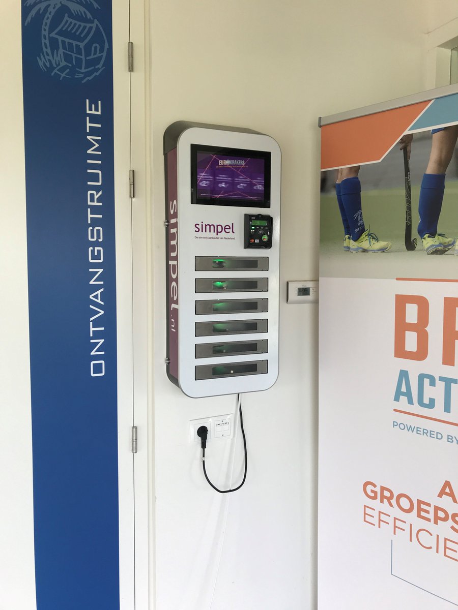 KampongHockey's tweet photo. Nieuwe sponsor van @KampongHockey Hockey is @simpel_nl (de sim-only aanbieder van Nederland). Niet alleen hangt er een coole oplaadkast voor je mobiel in het clubhuis, maar op en rond de velden kom je ze overal tegen! https://t.co/VXmblcMEeL