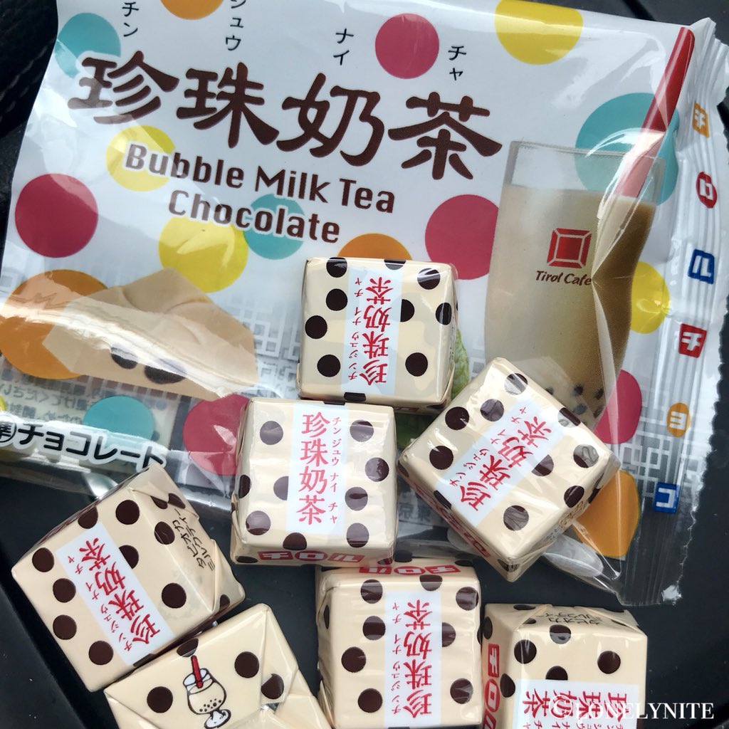 foodblogbkk's tweet photo. ไข่มุกจงครองโลกกก OMG!! ช็อกโกแลตชานมไข่มุกก็มาวุ้ย ข้างในมีเม็ดไข่มุกหนึบๆด้วย ล้ำมาก ทำได้ไง55 ดีงามมาก รู้งี้ซื้อกลับมาเยอะๆดีก่า ปล.สอยมาจาก 7-11 ไต้หวันเด้อ #ชานมไข่มุก @aroii https://t.co/lze4rOyDV8