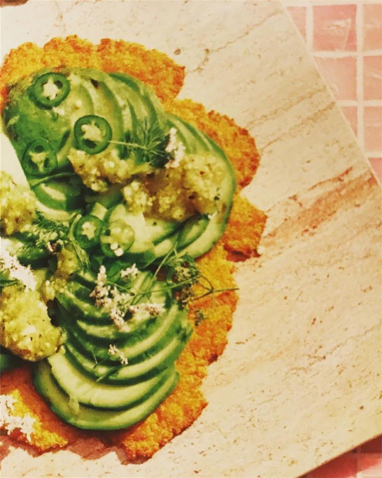 #avocado #pizza is fast, delicious and #glutenfree ! Find the recipe in our October issue, from <a href="/kat_odell/">Kat Odell</a>’s new book, Unicorn Food, image by AJ Meeker <a href="/WorkmanPub/">Workman Publishing</a>  #plantbasedeating #veganrecipes #veganfood #veganfoodshare #veganism #veganideas #vegansofig #vegan #vegetarianfood