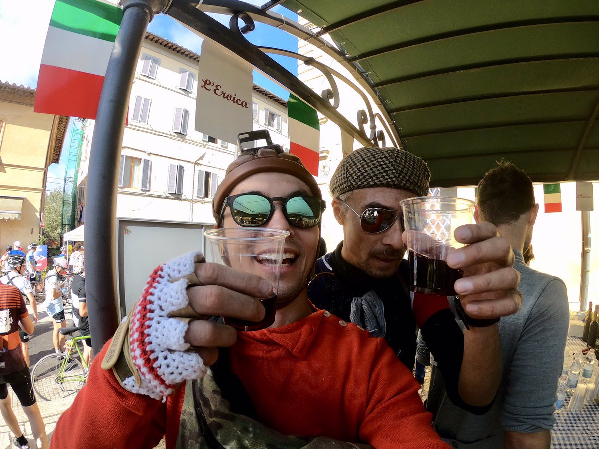 けんたさん No Twitter エロイカイタリアではエイドステーションで本場のワインが飲めます 既に10杯近く飲まされてます笑 水が貰える所はガラガラなのにワインコーナーは列ができます笑 4枚目の女性はロンドンから来たそうで50年代製の自転車で0km近く走るそう