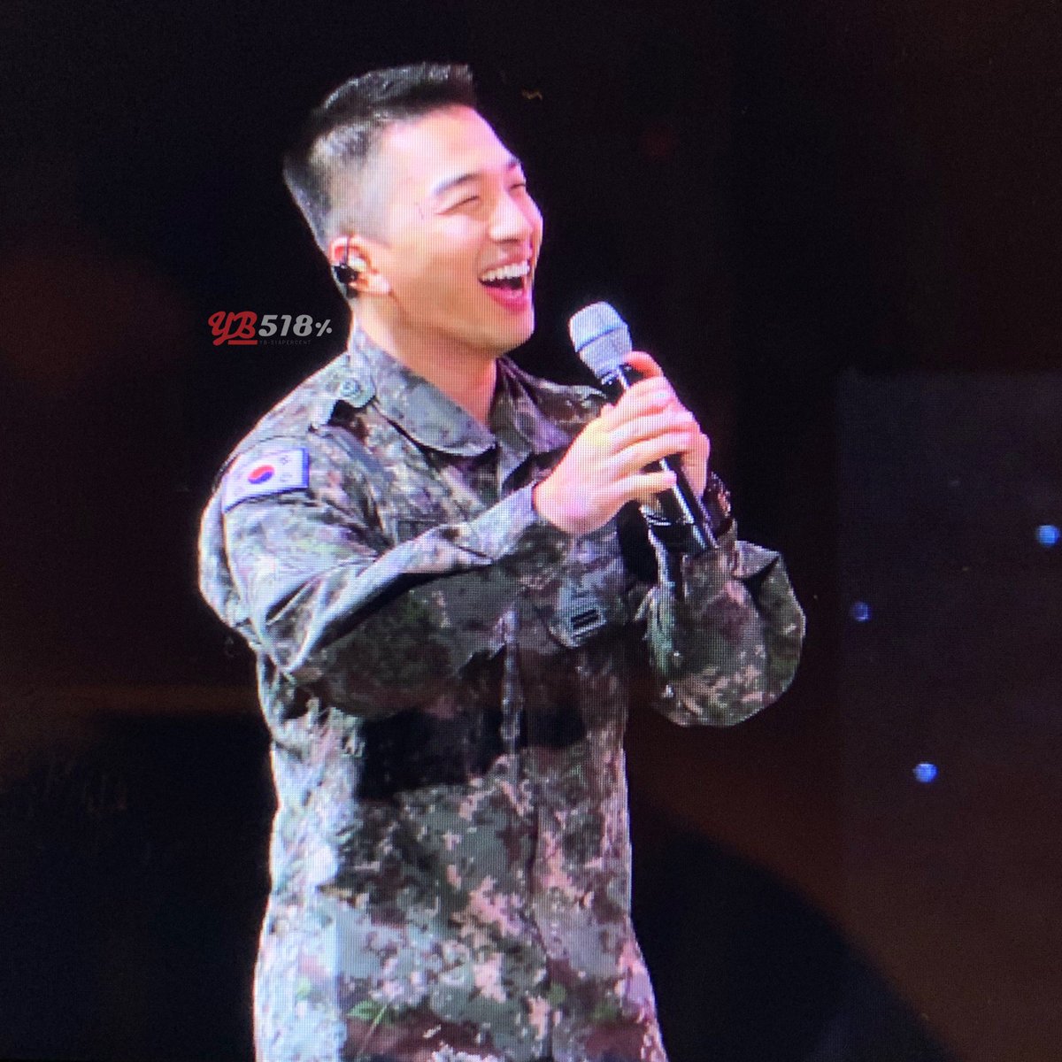 YB_518's tweet photo. 181008 지상군페스티벌 위문열차

사람들이 동영배를 외치면서 삼행시 요청하자
요렇게 손사래 치는 동일병님🤣

@Realtaeyang #태양 #영배 #TAEYANG #YB518 https://t.co/8ApWXj0ate