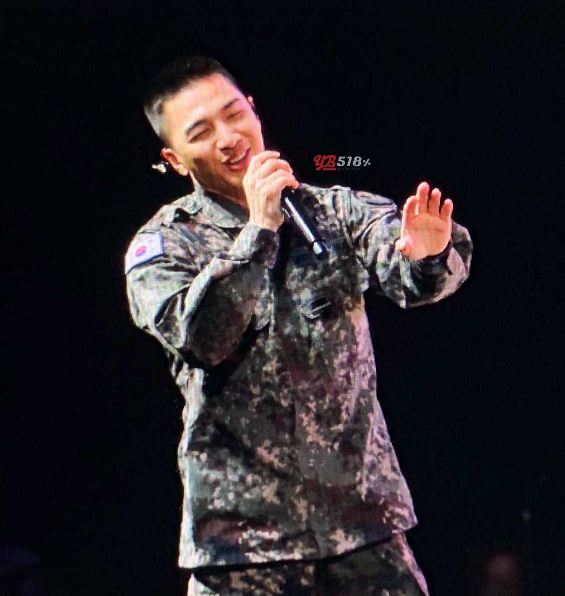 YB_518's tweet photo. 181008 지상군페스티벌 위문열차

사람들이 동영배를 외치면서 삼행시 요청하자
요렇게 손사래 치는 동일병님🤣

@Realtaeyang #태양 #영배 #TAEYANG #YB518 https://t.co/8ApWXj0ate