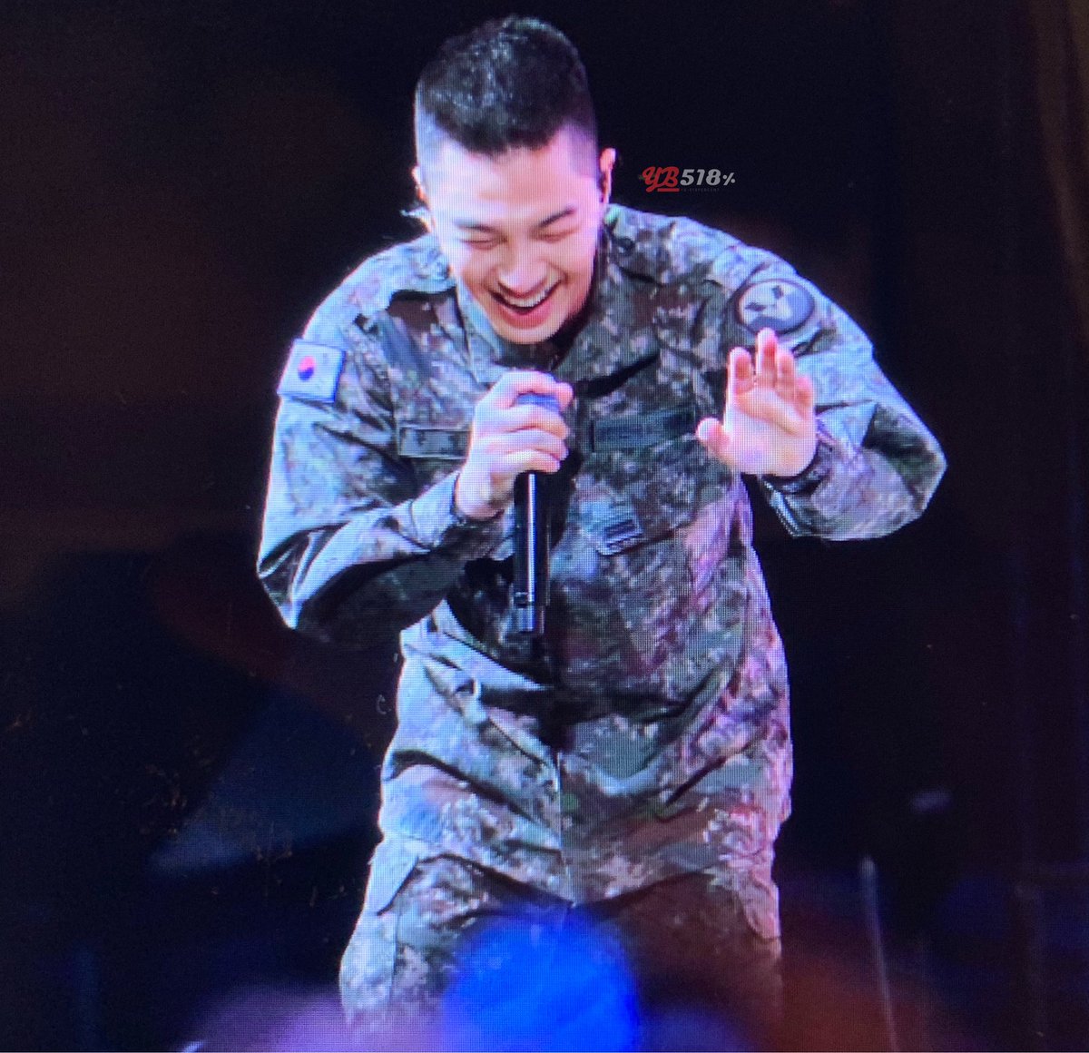 YB_518's tweet photo. 181008 지상군페스티벌 위문열차

사람들이 동영배를 외치면서 삼행시 요청하자
요렇게 손사래 치는 동일병님🤣

@Realtaeyang #태양 #영배 #TAEYANG #YB518 https://t.co/8ApWXj0ate