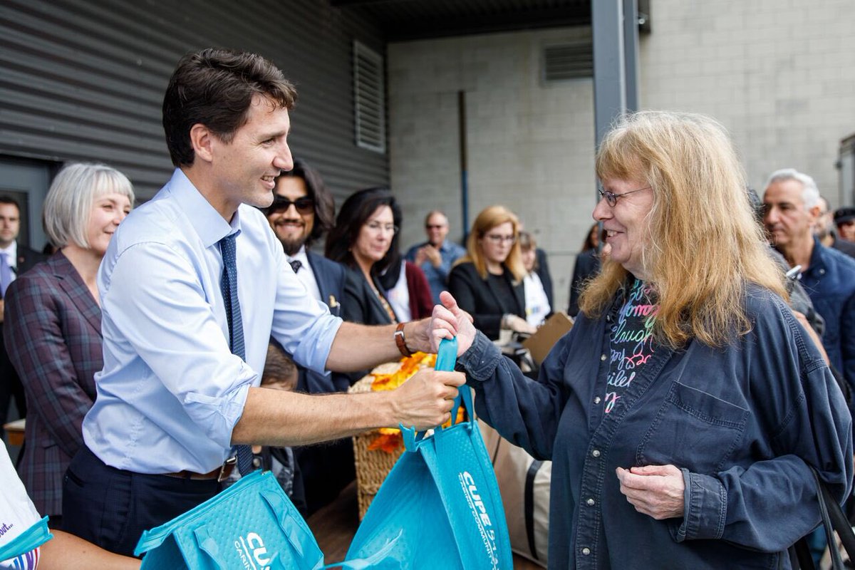 JustinTrudeau's tweet photo. Thanksgiving is a time to give thanks for the people who make a difference in our lives, and also a time to show more compassion to those in need. Wishing everyone a happy Thanksgiving filled with good company, joy and peace: https://t.co/pJxLlE1mZi https://t.co/FLEPuHVW5k