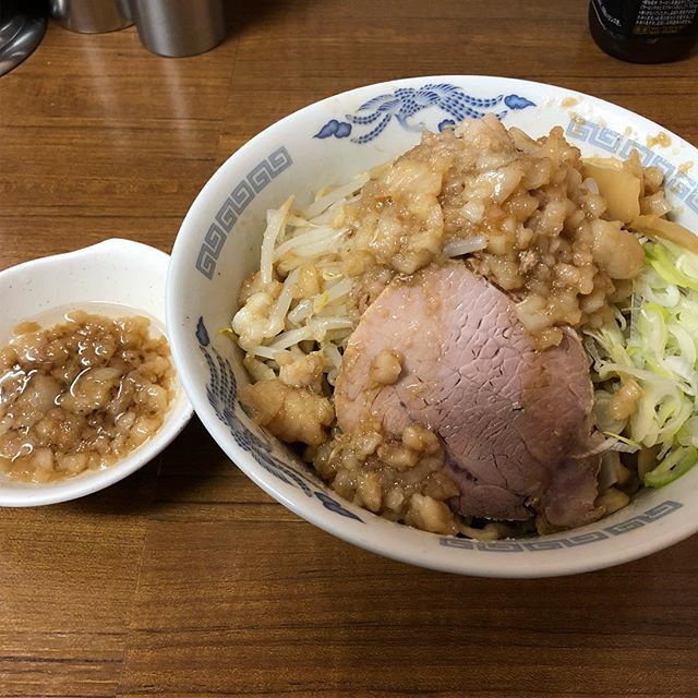 ch_un_st_ar's tweet photo. #いつかの #どでん の #油そば
#麺 よりも #チャーシュー よりも
#油 を食べに行く(｀・ω・´)ノ

#rahmen
#overeating 
#chungram https://t.co/QgOVYjgRmz by Instagram https://t.co/En5KlJXKtD