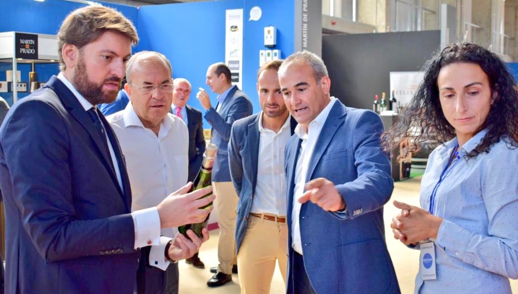 JuanParejoFdez's tweet photo. Visitamos hoy con nuestro Presidente @ppextremadura en @feriabadajoz la Feria de la Hostelería profesional. Escuchamos a sus expositores #RutaSocial #SectorASector👨🍳👩🍳 https://t.co/n1Gw9wAYHQ